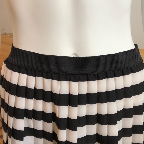 Black and white striped skirt - Picture 2 of 2